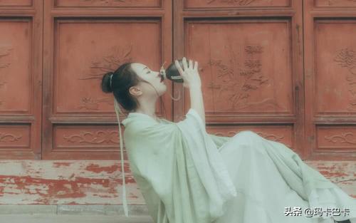 本是青灯不归客却因浊酒恋红尘