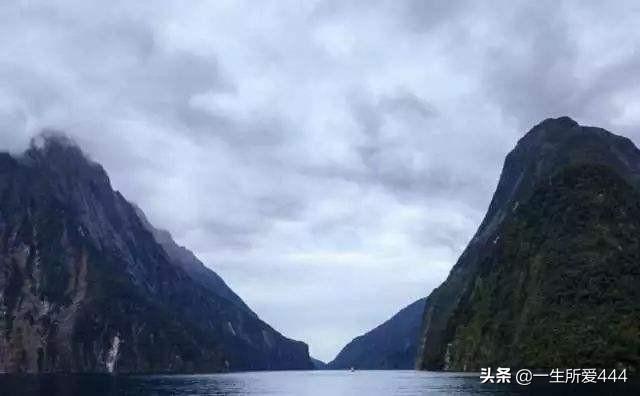 望天门山后两句诗的意思是什么