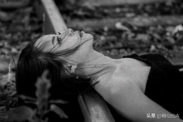 形容伤感的句子说说心情（形容伤感的句子有哪些）